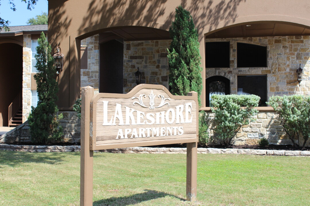 Lakeshore Apartments in Granbury, TX - Building Photo