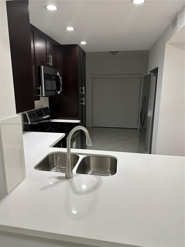 658 NE 195th St in Miami, FL - Building Photo - Building Photo