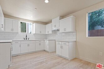 831 E 83rd St, Unit 3 in Los Angeles, CA - Foto de edificio - Building Photo