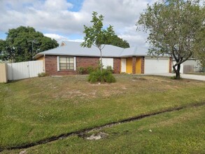 545 NW Avon Ave in Port St. Lucie, FL - Building Photo - Building Photo