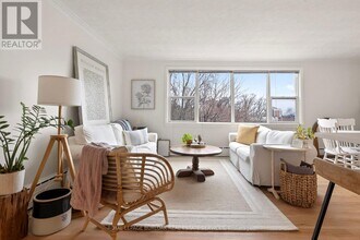 2054 Courtland Dr in Burlington, ON - Building Photo - Building Photo