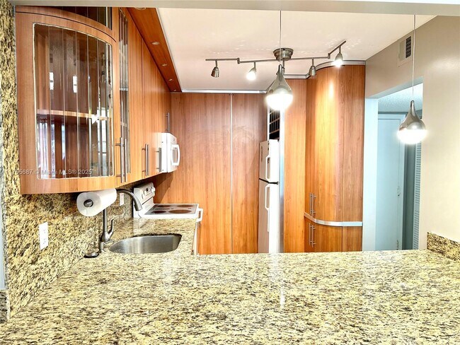 1825 S Ocean Dr in Hallandale Beach, FL - Building Photo - Building Photo