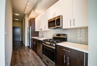849 W Grand Ave in Chicago, IL - Building Photo - Building Photo
