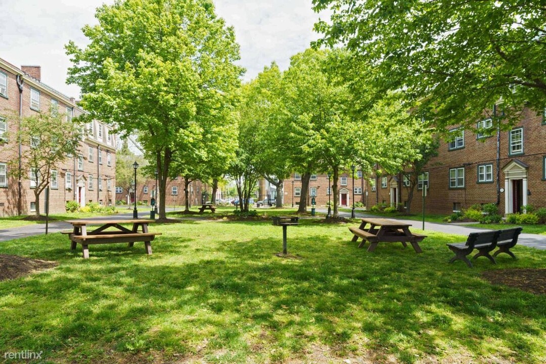 704 Fairmount Ave-Unit -Apt B in Philadelphia, PA - Building Photo
