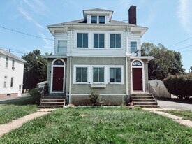 62 Quaker Ln S in West Hartford, CT - Building Photo