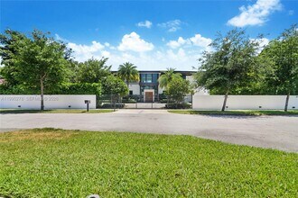 7210 S Prestwick Pl in Miami Lakes, FL - Foto de edificio - Building Photo