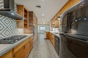 502 Sunrise Cir in Austin, TX - Building Photo