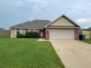 1533 Hutchinson St in Pea Ridge, AR - Foto de edificio - Building Photo