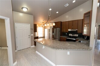 7500 Cameron Cir in Ft. Myers, FL - Building Photo - Building Photo