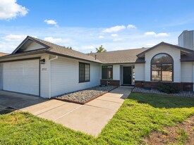 2553 Candlewood Dr in Redding, CA - Building Photo