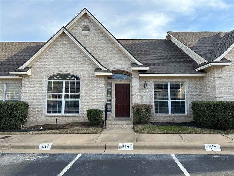 219 Fraternity Row in College Station, TX - Building Photo