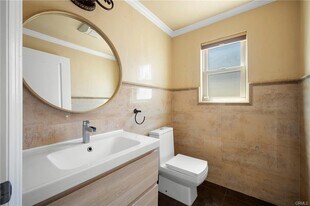 750 E Orange Grove Ave in Burbank, CA - Building Photo