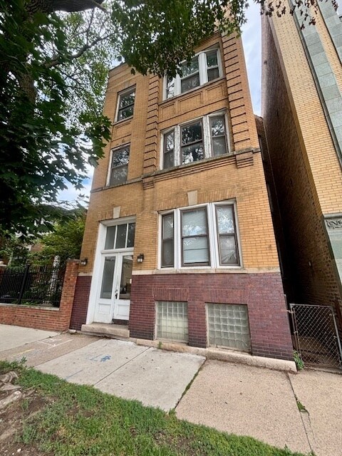 property at 1640 W Melrose St