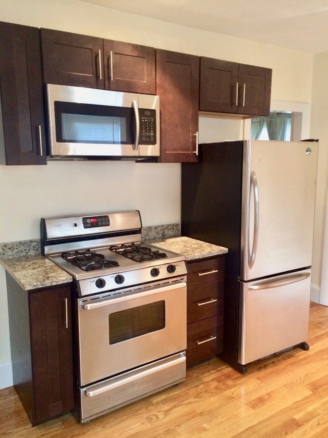 18 Hinckley St, Unit 2 in Boston, MA - Foto de edificio - Building Photo