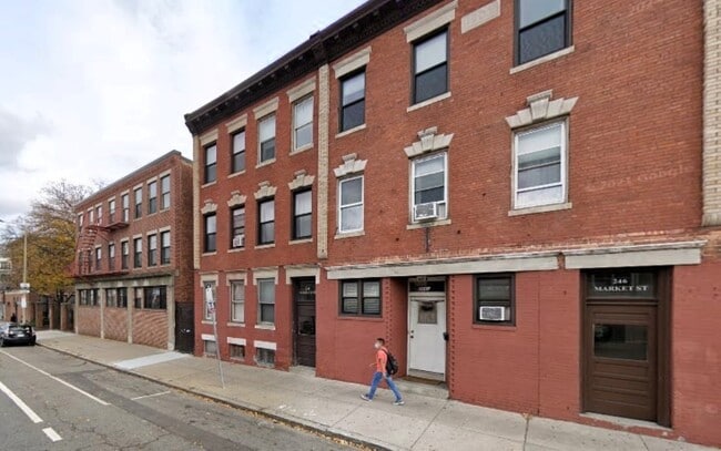 244 Market St, Unit A in Boston, MA - Foto de edificio - Building Photo