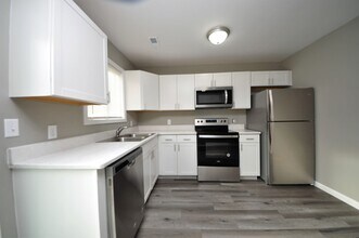 1056 Arlington Way in Warrenton, MO - Building Photo - Building Photo
