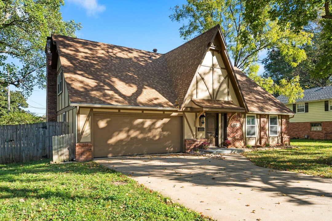 2329 E Bancroft St in Springfield, MO - Building Photo