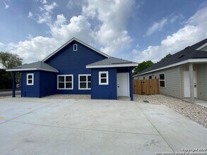 940 Country Club Dr in Seguin, TX - Foto de edificio - Building Photo