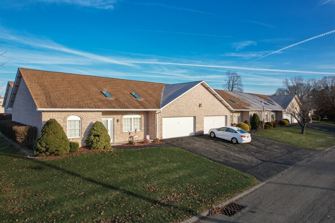 2750 Iowa Dr in New Kensington, PA - Building Photo