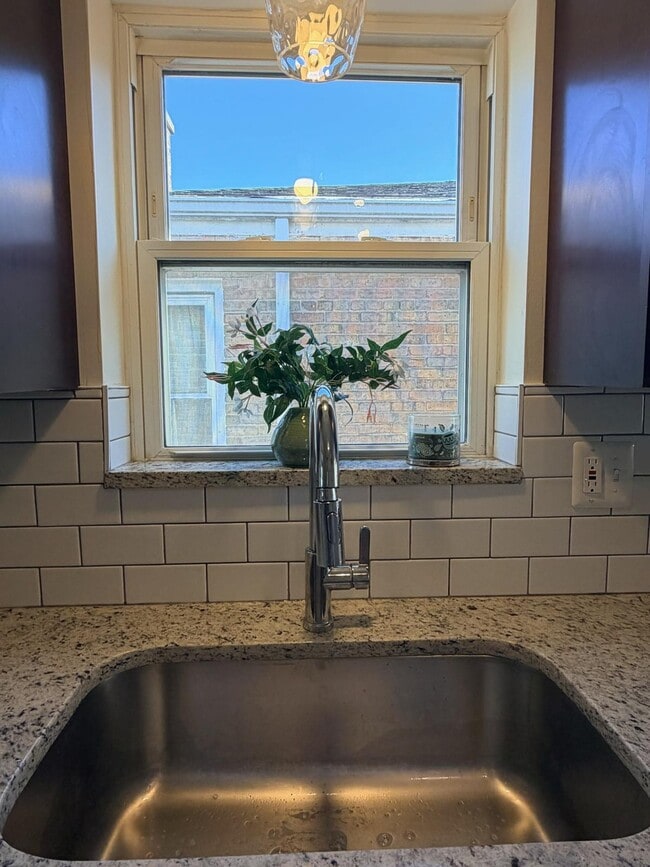 6304 W Diversey Ave, Unit 2 in Chicago, IL - Foto de edificio - Building Photo