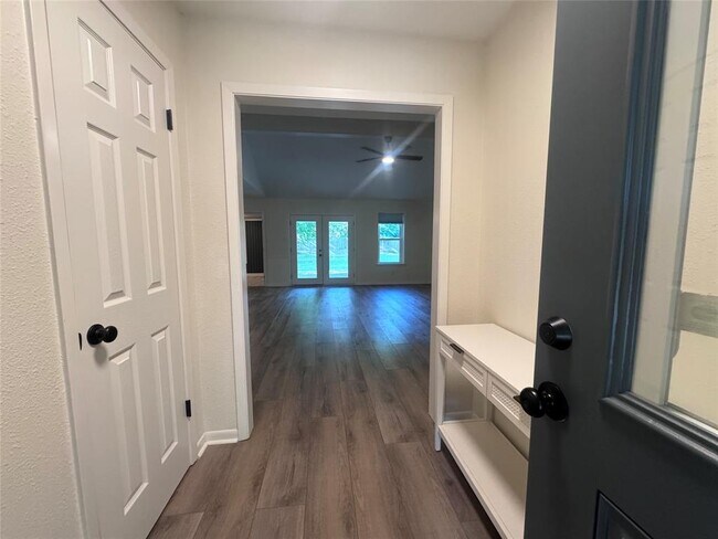 1302 Allison St in Brenham, TX - Building Photo - Building Photo