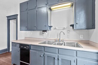 727 South St-Unit -Apt 1 in Waterloo, IA - Building Photo - Building Photo
