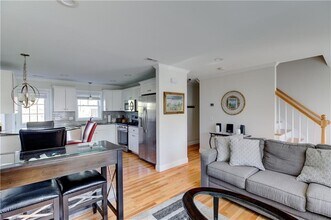 17 Mariner Way in Middletown, RI - Building Photo - Building Photo