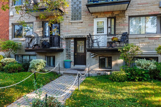 2111 De Hampton Av in Montréal, QC - Building Photo - Building Photo
