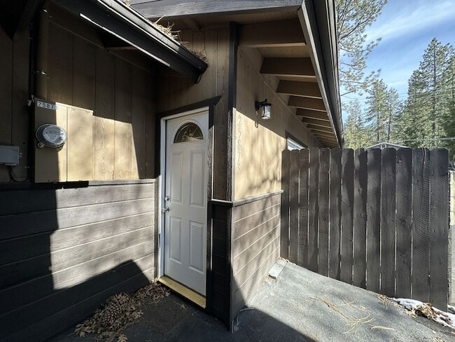 25873 Cedar St in Idyllwild, CA - Foto de edificio - Building Photo