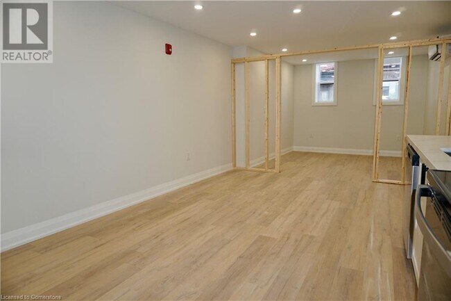 588 Barton St E in Hamilton, ON - Building Photo - Building Photo