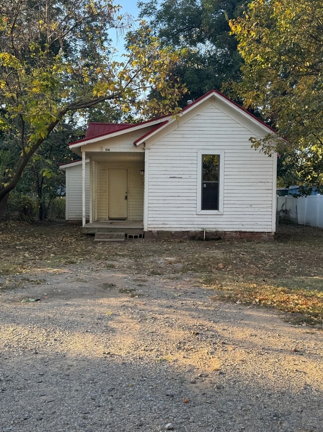 property at 316 E Kenworthy St