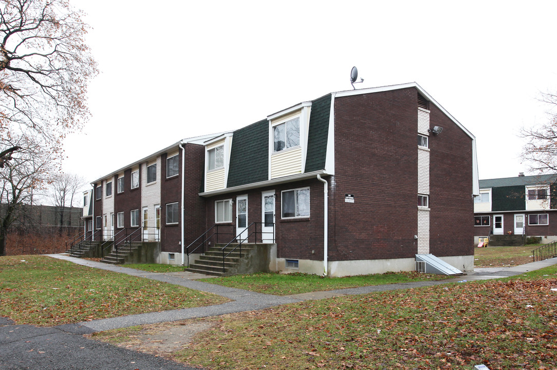 1083 Bank St in Waterbury, CT - Building Photo