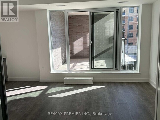 715 Davis Dr in Newmarket, ON - Building Photo - Building Photo