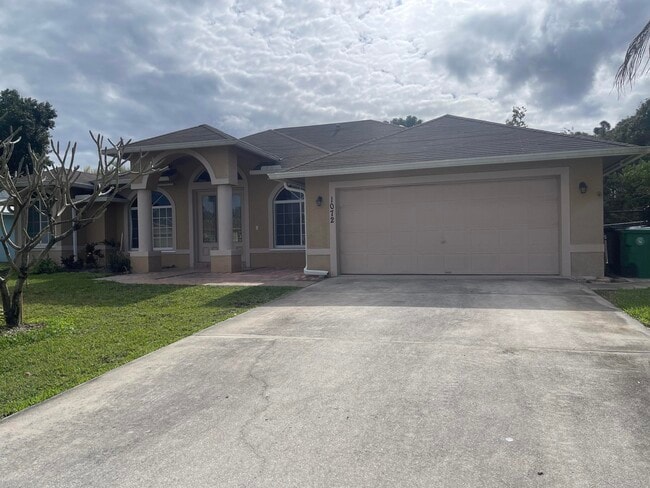 1072 SW Castaneda Ln in Port St. Lucie, FL - Building Photo - Building Photo