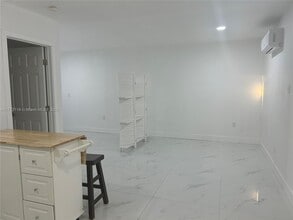 670X SW 28th Terrace in Miami, FL - Building Photo - Building Photo