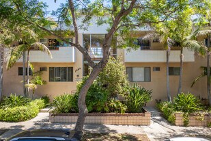 Harper Arms in West Hollywood, CA - Building Photo