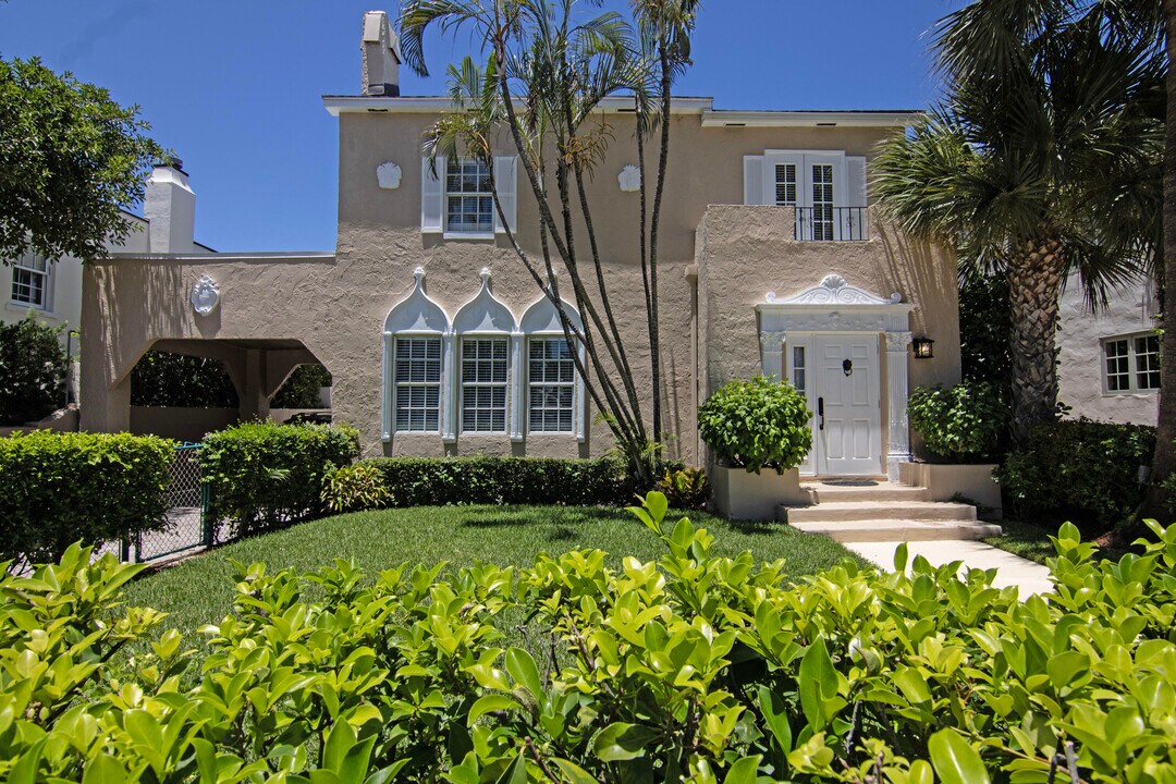 211 Seaspray Ave in Palm Beach, FL - Building Photo