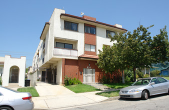 635 E Cypress Ave in Burbank, CA - Foto de edificio - Building Photo