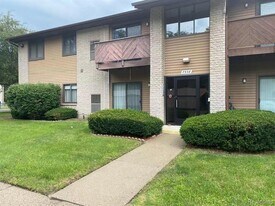 7538 Manor Cir in Westland, MI - Building Photo