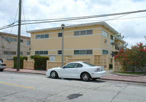 7815 Crespi Blvd Apartamentos