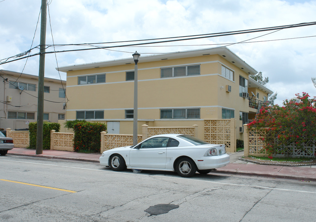 7815 Crespi Blvd in Miami Beach, FL - Foto de edificio