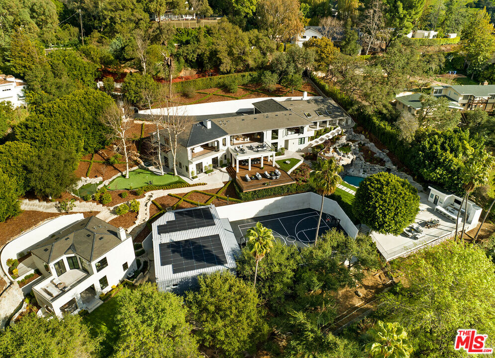 9694 Oak Pass Rd in Beverly Hills, CA - Building Photo