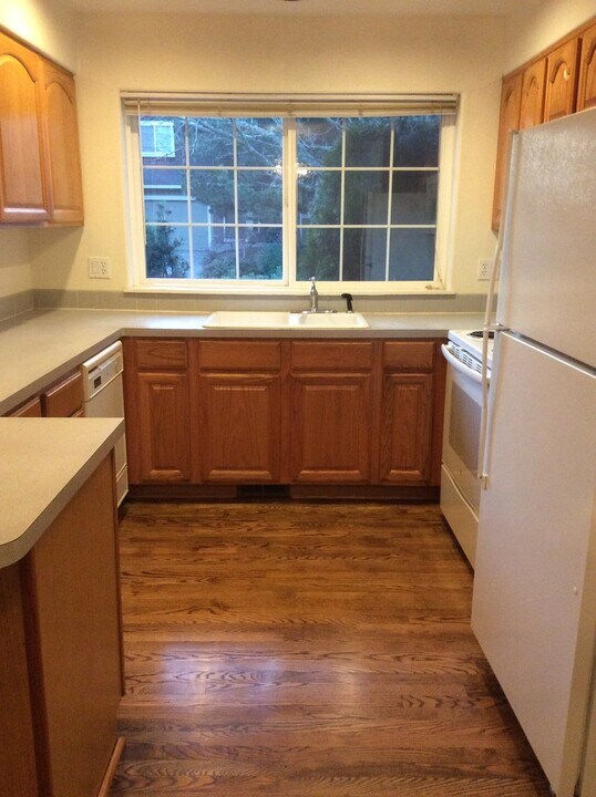 830 NE 71st Ave in Hillsboro, OR - Building Photo