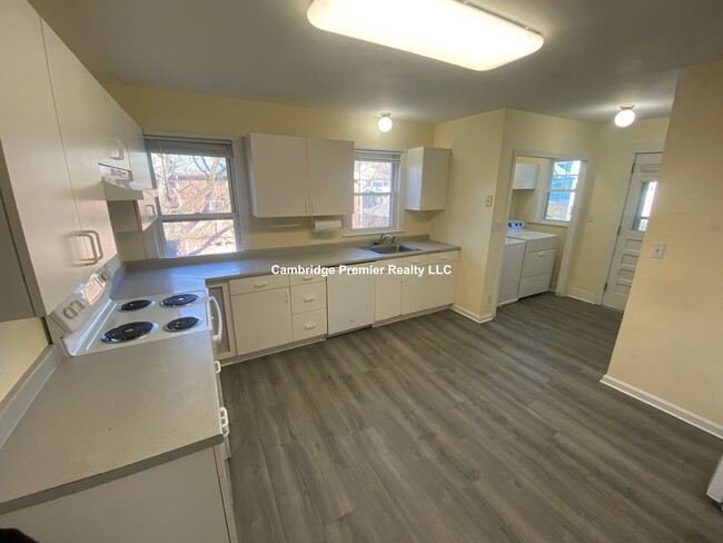 24 Alewife Brook Pky, Unit 2 in Cambridge, MA - Building Photo - Building Photo