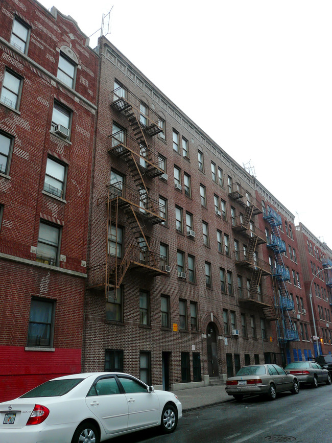 2693 Morris Ave in Bronx, NY - Foto de edificio - Building Photo