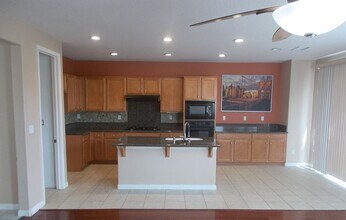 4902 Hartnett Ct in Bakersfield, CA - Building Photo - Building Photo