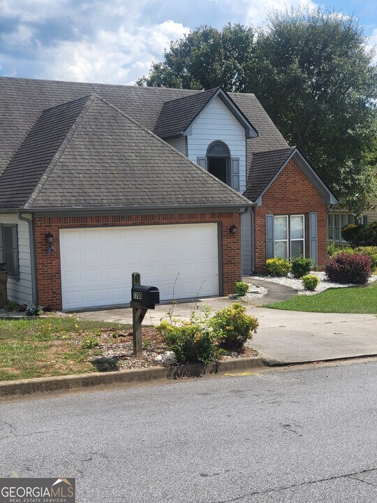7700 Lakeshore Ct in Riverdale, GA - Foto de edificio