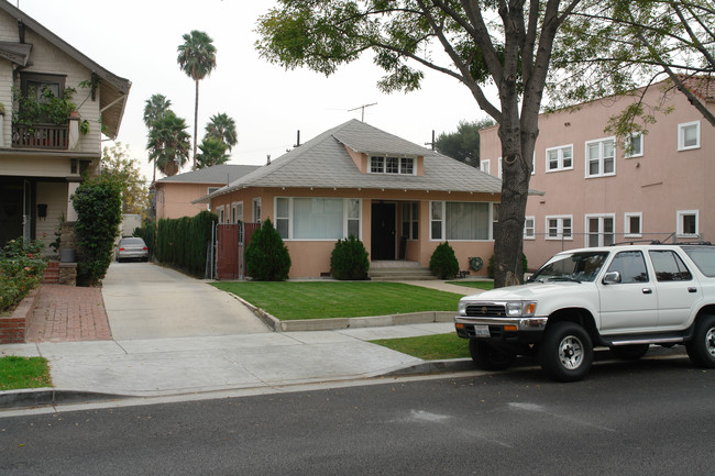 208 E Maple St in Glendale, CA - Building Photo - Building Photo