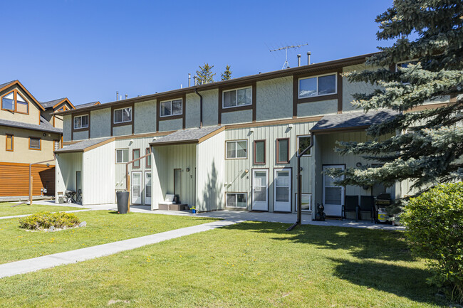 630 3 St in Canmore, AB - Building Photo - Building Photo