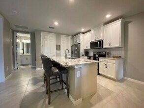 14639 Edgewater Cir in Naples, FL - Foto de edificio - Building Photo